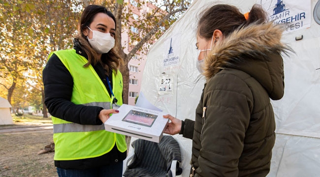 İzmir Büyükşehir Belediyesi, depremzede çocuklara tablet dağıttı