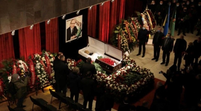 Coronadan ölen belediye başkanının cenazesine 110 bin kişi katıldı