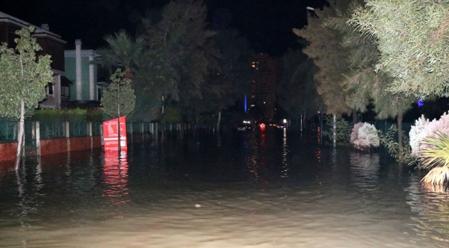 İzmir'de iki kişi sele kapıldı! Arama çalışmaları sürüyor...