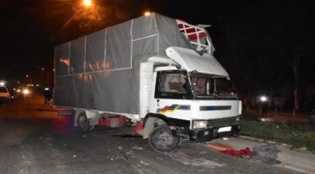 İzmir'de yük taşıyan kamyon devrildi: 1 yaralı