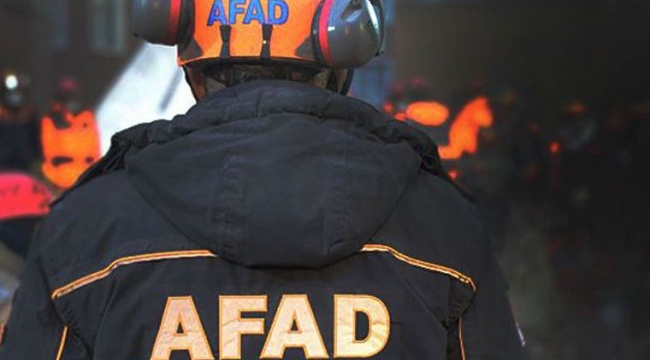 Acil durum ihbarı alan AFAD ekibi, yolda namaz molası verdi. İki kardeş öldü