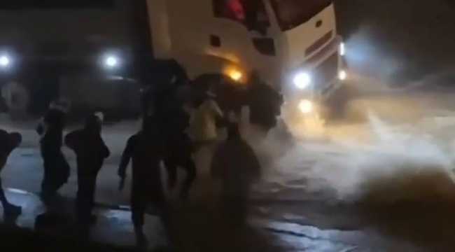  İzmir'de selde sürüklenen kadını böyle kurtardılar