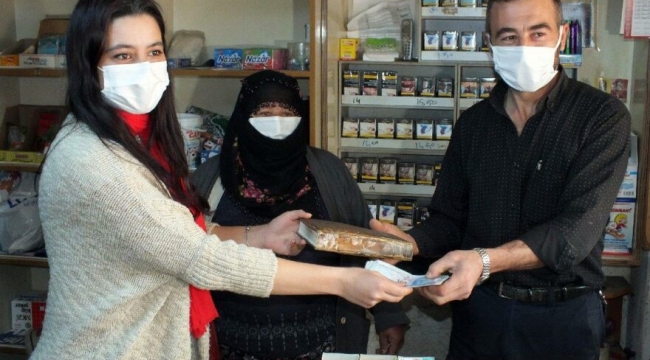 Üniversite öğrencileri, mahalle bakkalının veresiye defterini satın aldı