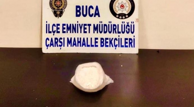 İzmir'de ticari taksiden yarım kilo uyuşturucu çıktı!