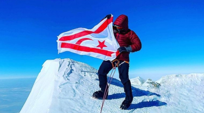 Kıbrıs Türkü dağcı Birkan Uzun, KKTC bayrağını Antarktika'da dalgalandırdı