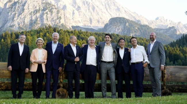 G7 Zirvesi'nde ülke liderleri, Almanya'da bir araya geldi. Liderler basın mensuplarının karşısında poz verdiği sırada ise Rusya Devlet Başkanı Vladimir Putin'in 'maço' imajıyla alay etti.