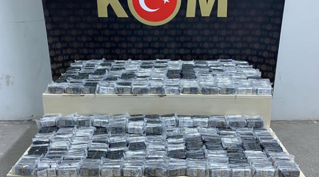 İzmir'de 990 gümrük kaçağı cep telefonu ele geçirildi
