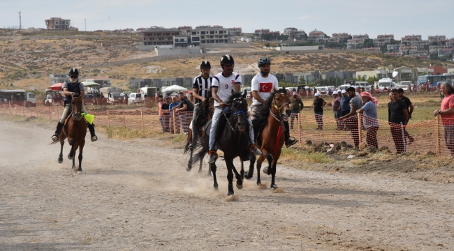 Menemen'de rahvan at yarışları nefes kesti