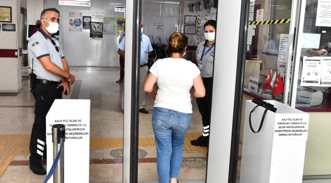 Eşrefpaşa Hastanesi metal kapı dedektörü uygulamasına geçti Sağlık emekçilerine azami koruma