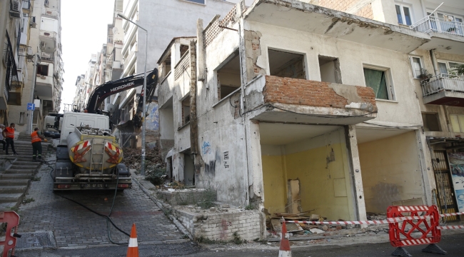Konak'ta tehlike saçan binanın yıkımı gerçekleşti
