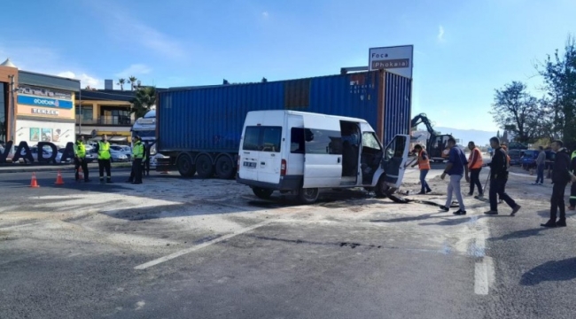 İzmir'de feci kaza: 1'i ağır 6 cezaevi personeli yaralı