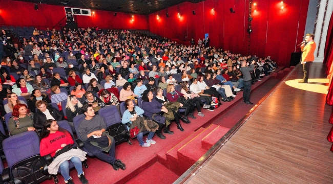 Sahne Tozu Tiyatrosu, "Sosyal Market"e destek için sahneye çıktı