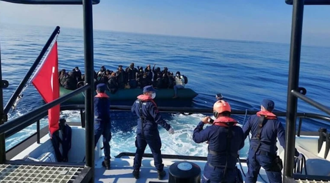 İzmir'de Sahil Güvenlik, denizde 113 mülteci kurtardı