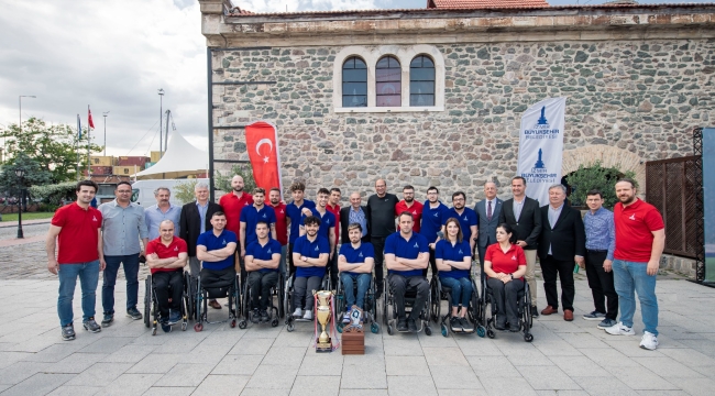 İzmir'de sporcular afet gönüllüsü oluyor