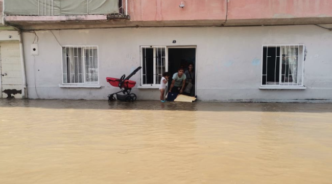 İzmir'de ana su borusu patladı: Çocuklar boş arsada yüzdü