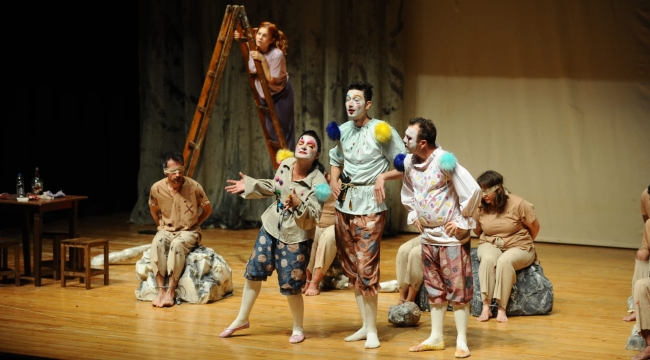 Karşıyaka Belediye Tiyatrosu, sezonu 'Vahşi Komedi' ile açtı