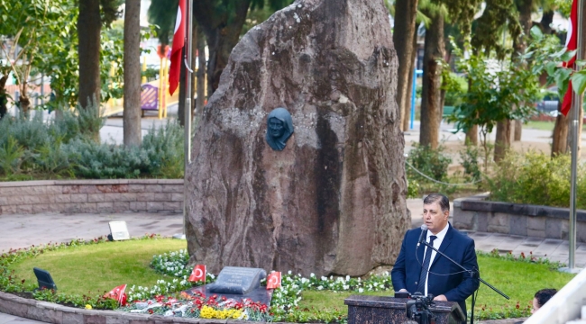 Karşıyaka'da Atatürk, Zübeyde Hanım'ın kabrinde anıldı