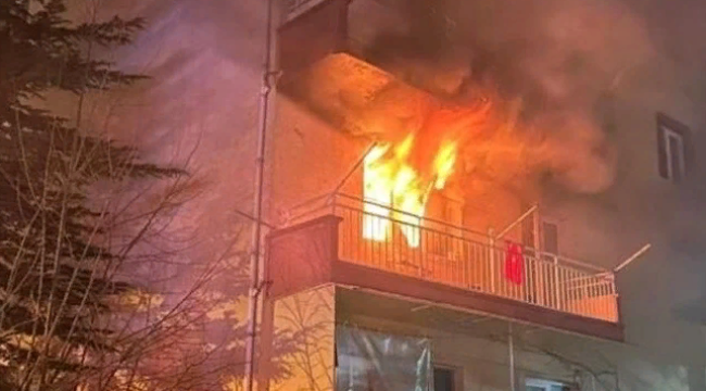 Çakmakla oyun, evi yaktı! 16 kişi dumandan etkilendi...